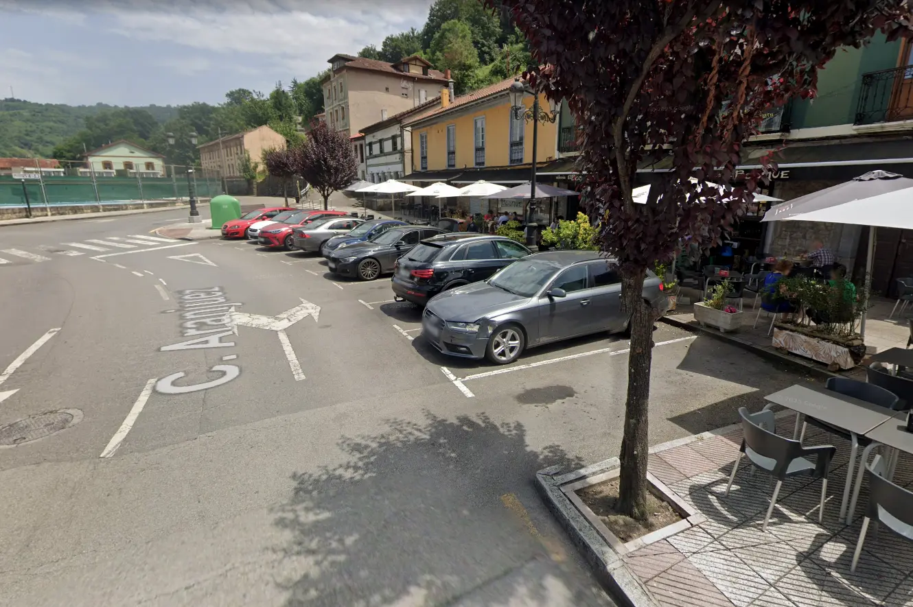 Aparcamiento de la hamburguesería cervecería La Curuxa en Trubia