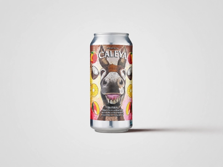 Cerveza frutal de Caleya con piña, coco y maracuyá. Una propuesta tropical, diferente y refrescante, pensada para quienes buscan sabores exóticos y una cerveza con un punto más atrevido